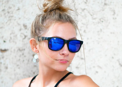 Model wearing Classic 145mm oversize sunglasses in Black with blue ice lenses – modern style meets large frame comfort.